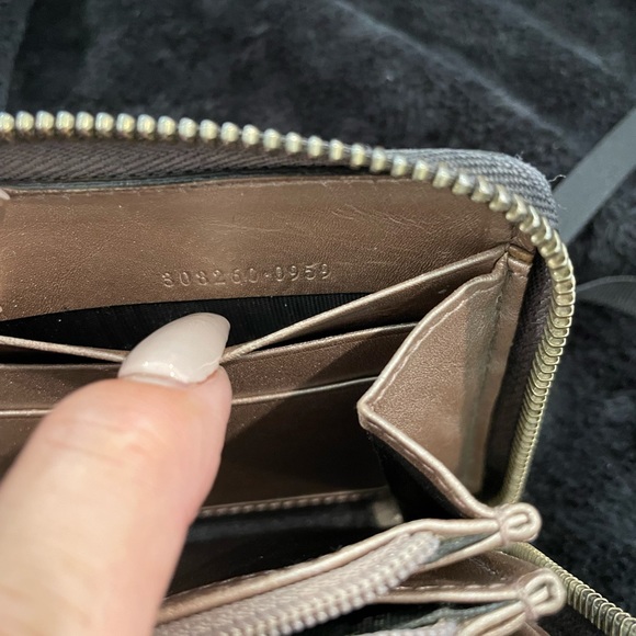 Gucci zip around wallet💜💜EUC - Picture 5 of 6
